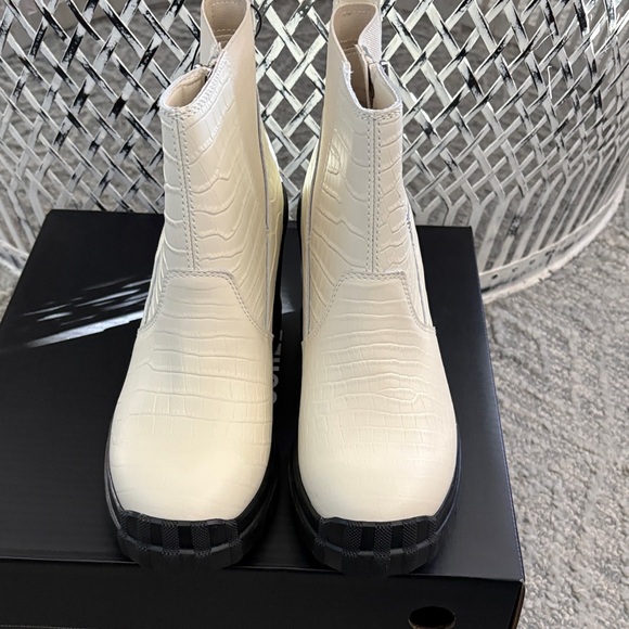 Sorel Women's Textured White Ankle Boots size 8-new - Picture 4 of 6
